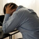 落ち込む男性