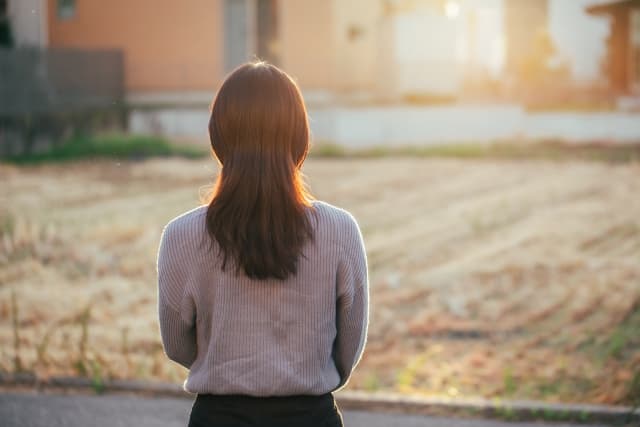 立ちすくんでいる女性