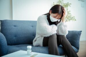 悩む女性
